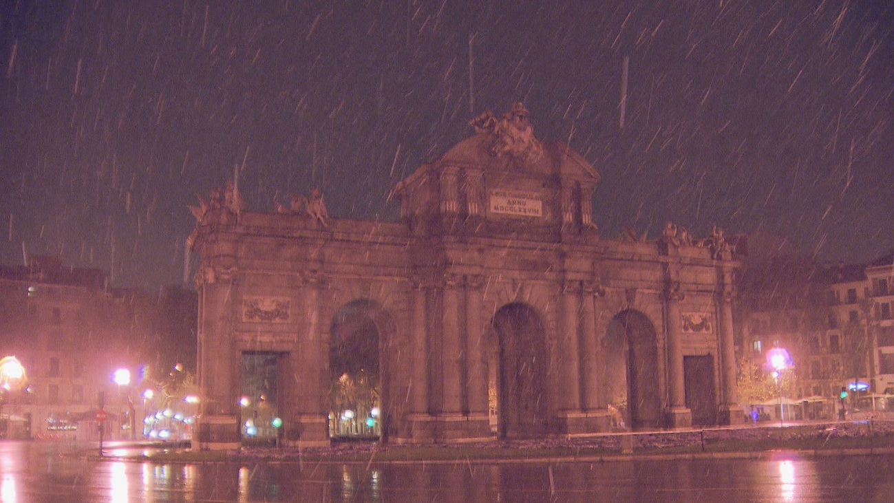 Madrid amanece con un ligero manto blanco por las nevadas de las últimas horas