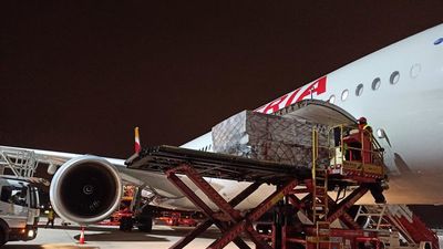 Este martes llegan a España dos millones de mascarillas y 63.000 batas