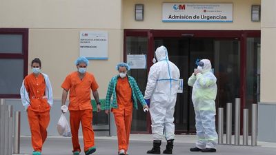 El personal médico y de enfermería de España, de "héroes" a "sanitarios kamikazes"