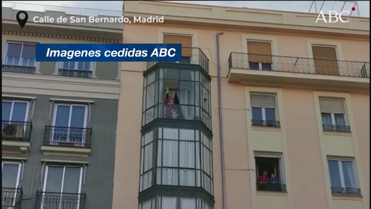 La música,  medicina para el ánimo, una soprano canta ópera a sus vecinos todas las tardes en Chamberí