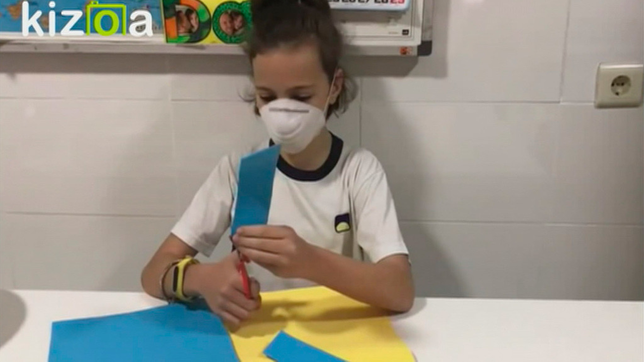 El colegio María Teresa de Alcobendas fabrica viseras de protección para la Policía