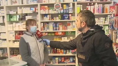 Raquel Casado recorre los  pueblos de la sierra entregando medicamentos a los ancianos confinados