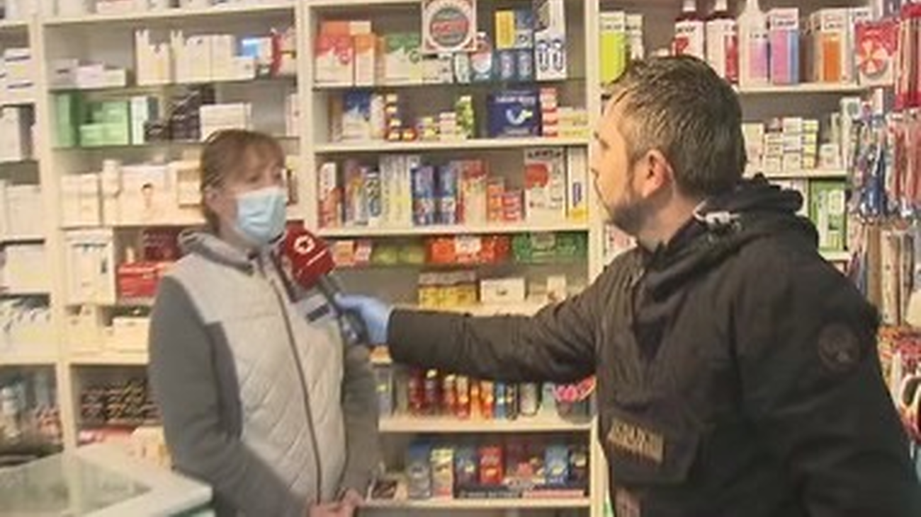 Raquel Casado recorre los  pueblos de la sierra entregando medicamentos a los ancianos confinados