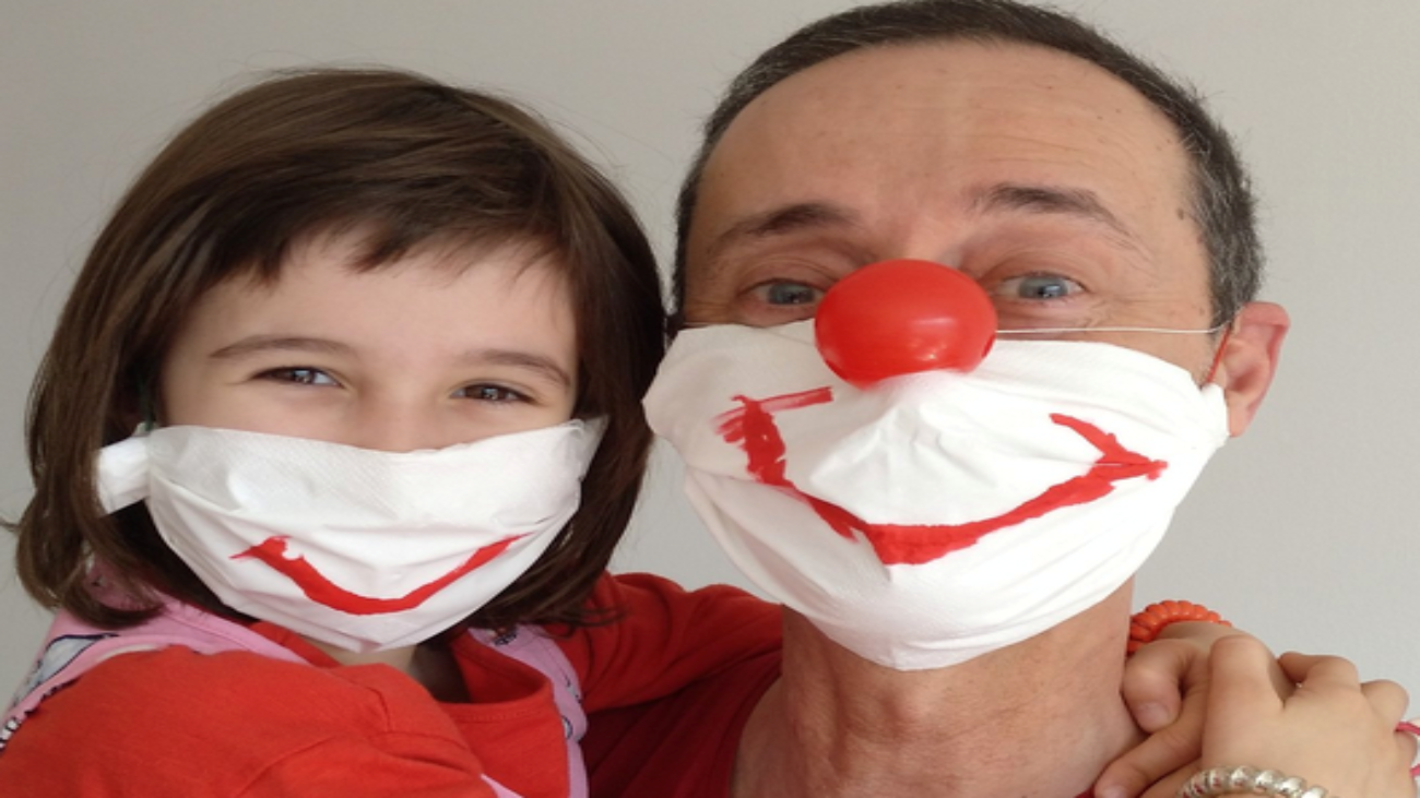 Payasos Sin fronteras para dibujar sonrisas sobre las mascarillas