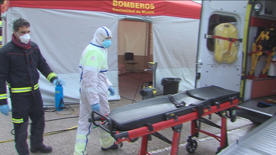 Así desinfectan las ambulancias que trasladan a los pacientes a Ifema