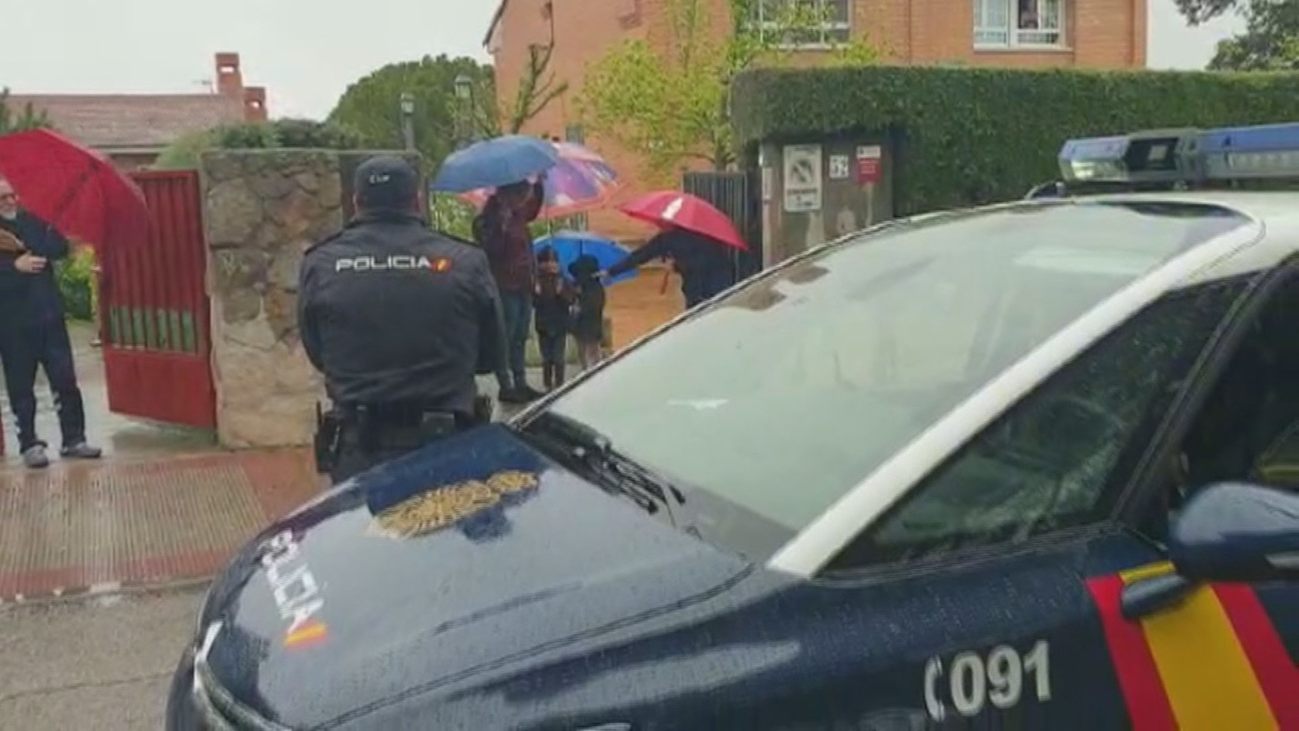 Emotiva felicitación de cumpleaños de la Policía a un niño que está lejos de sus padres que son enfermeros