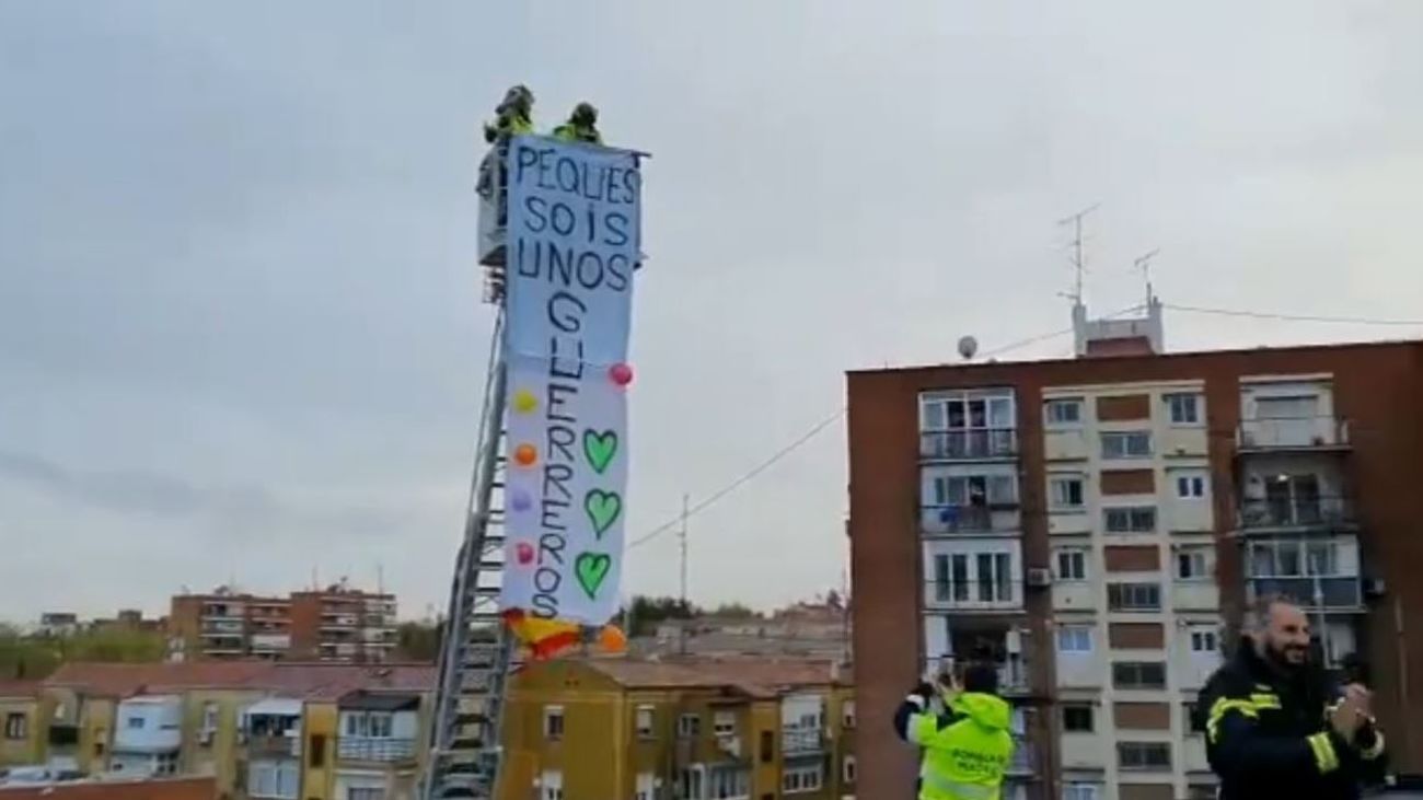 Bomberos de Madrid sorprenden a los más pequeños de Usera