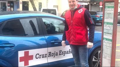 La Policía de Parla homenajea al boxeador Javier Castillejo por su labor humanitaria