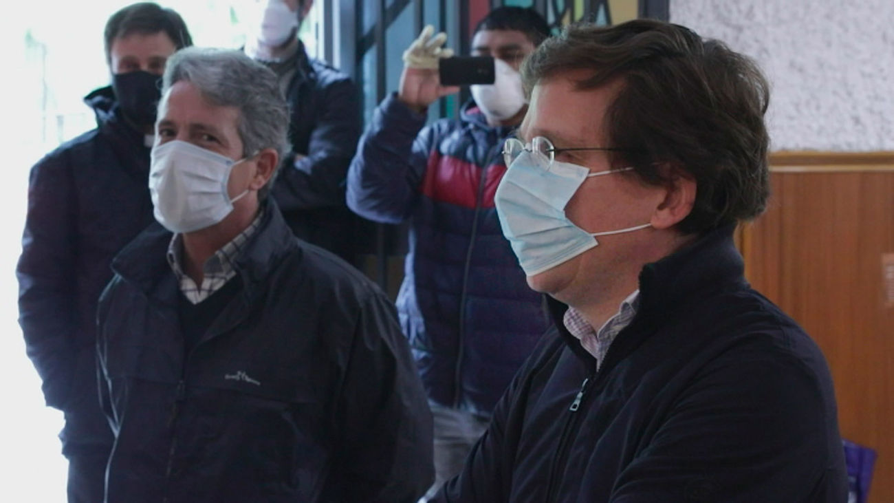 El alcalde de Madrid, José Luis Martínez-Almeida se protege con una mascarilla durante la crisis del coronavirus