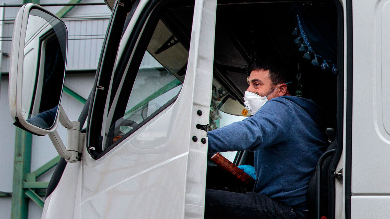 Un transportista se protege con una mascarilla durante la pandemia del Covid-19