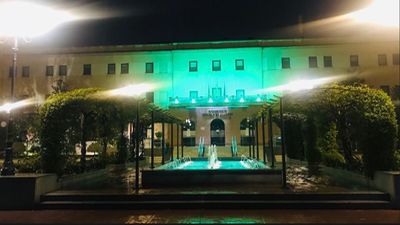 El Ayuntamiento de Pozuelo se ilumina cada noche de verde en homenaje a los sanitarios