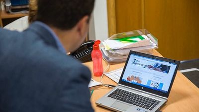 Las Rozas moviliza a desempleados para suplir las bajas en las residencias