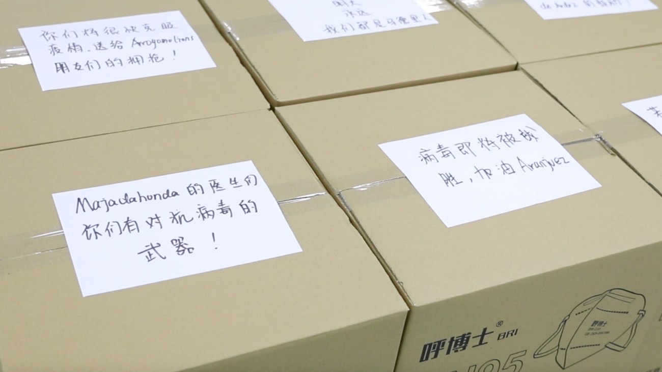 Madrid recibe 100.000 mascarillas y 60.000 guantes de la comunidad china