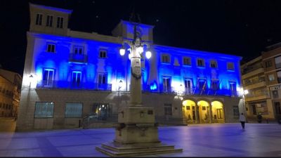 El Ayuntamiento de Colmenar se ilumina de azul para concienciar a la ciudadanía por el día del autismo