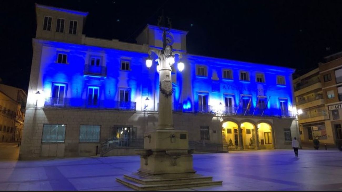 El Ayuntamiento de Colmenar se ilumina de azul para concienciar a la ciudadanía por el día del autismo