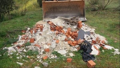 Arroyomolinos retira un vertido de escombros en el Parque Regional de Guadarrama