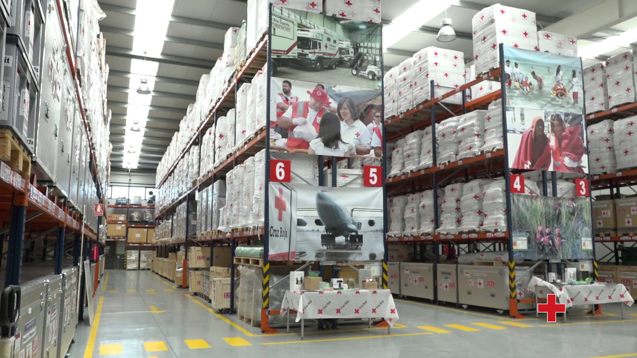 Cruz Roja reparte paquetes con alimentos y medicinas para las personas sin recursos en Madrid