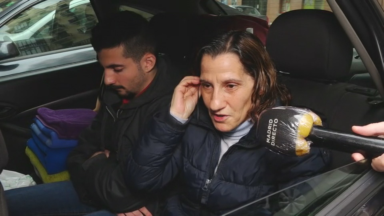Una familia madrileña vive, literalmente, confinada en un coche