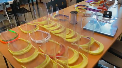 El colegio Apostol Santiago de Aranjuez elabora pantallas protectoras frente al coronavirus