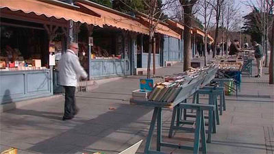 El Ayuntamiento de Madrid suspende el pago del canon de las casetas para los libreros de la cuesta de Moyano