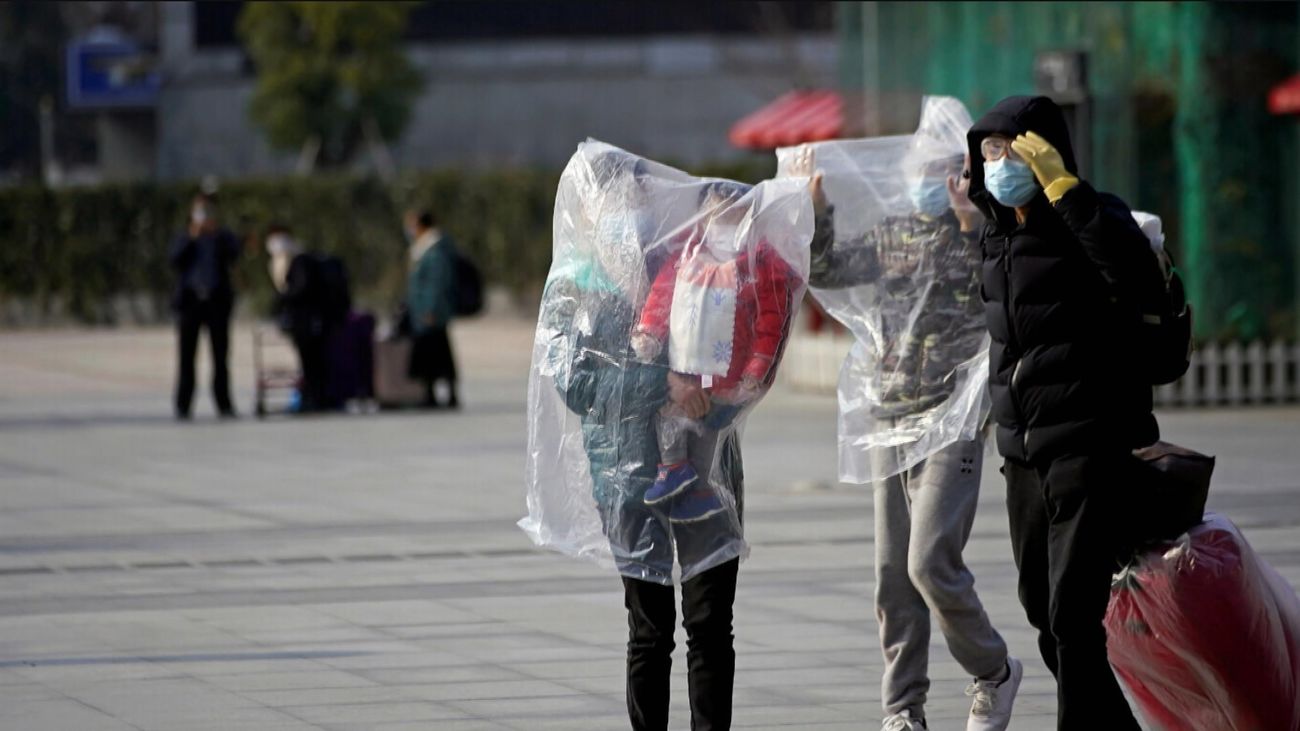 Ciudadanos chinos se protegen del coronavirus