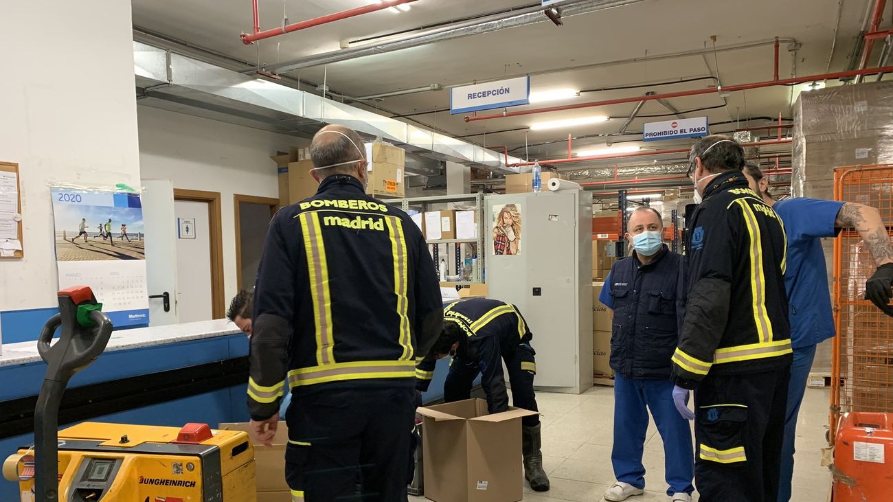 La caída de un árbol de grandes dimensiones daña un coche en Arturo Soria