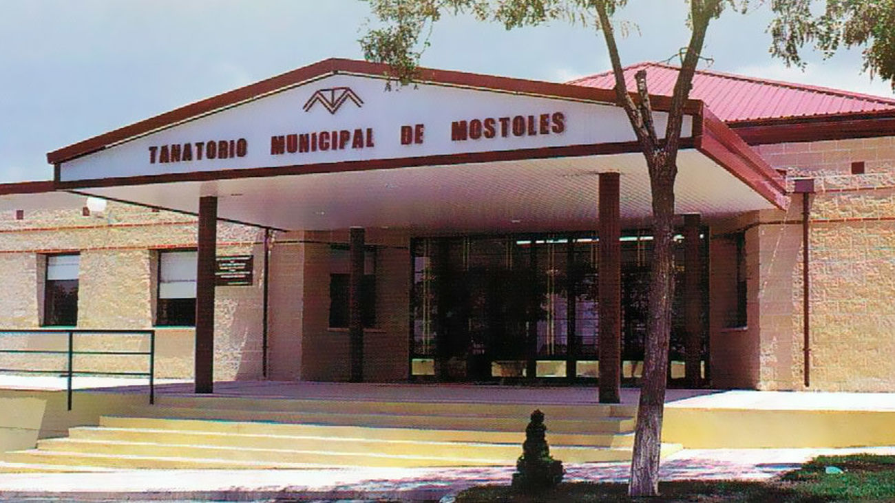 El tanatorio de Móstoles alquila cinco trailers para almacenar los féretros