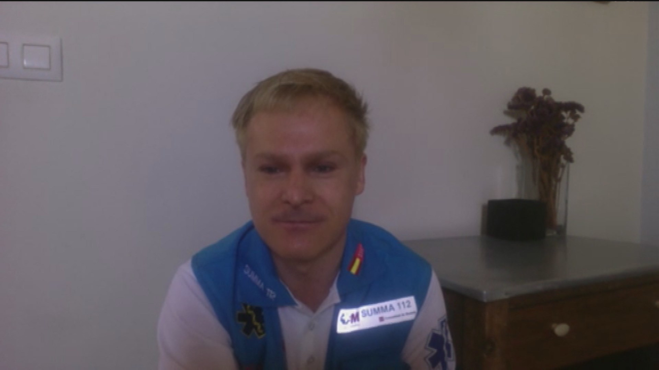 Alberto Arcos, el técnico de emergencias que lleva mensajes de sus familias a los ingresados en Ifema