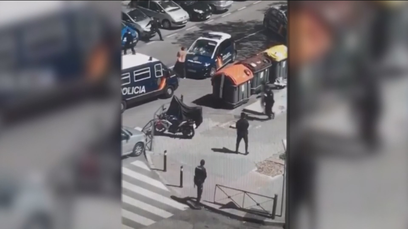 Un hombre la emprende a 'katanazos' contra la Policía Nacional en Moratalaz