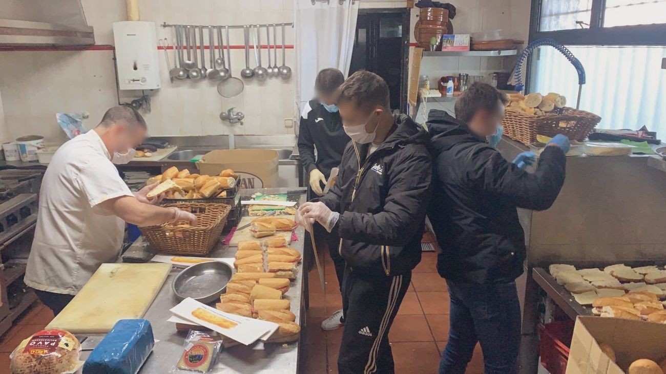 Voluntarios realizando bocadillos