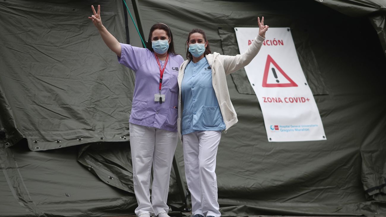 Un grupo de sanitarias junto al hospital de campaña en el Gregorio Marañón