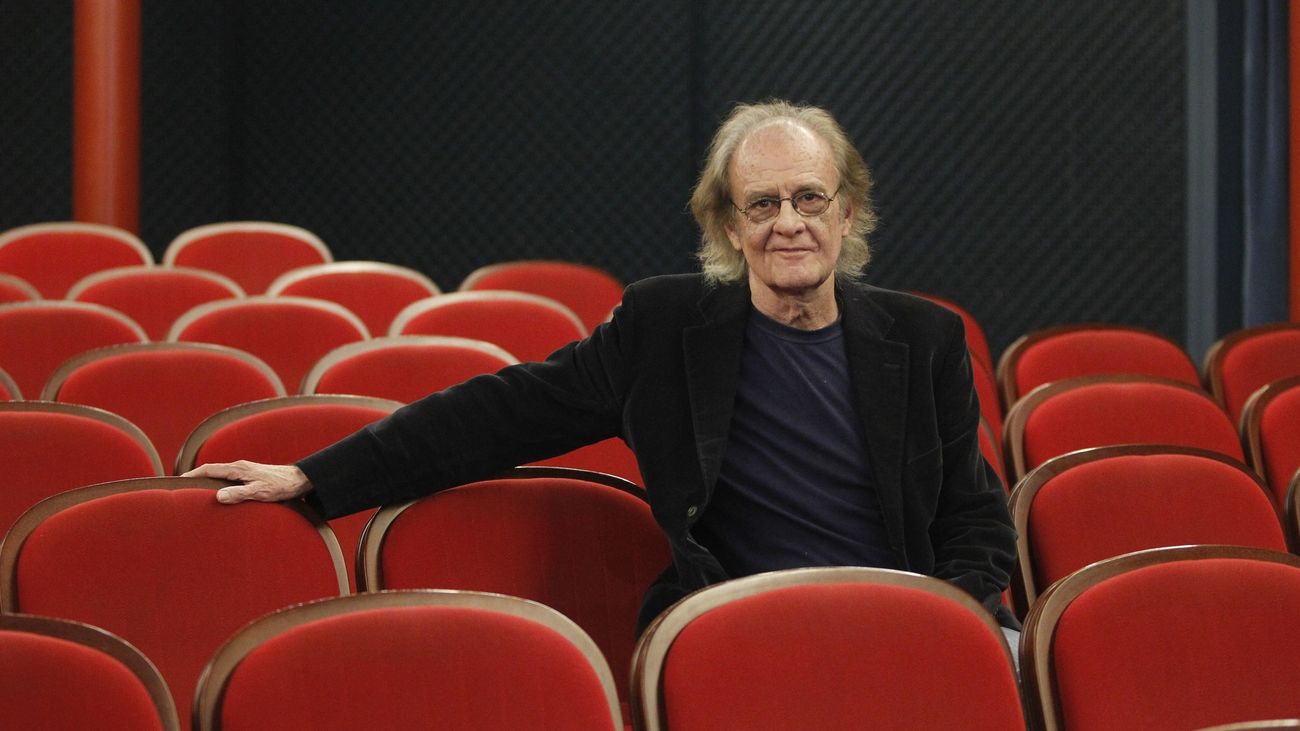 Luis Eduardo Aute durante una entrevista