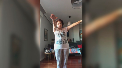 Una superabuela de 66 años practica deporte con Telemadrid y envía vídeos cocinando y con humor positivo
