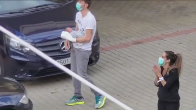 San Lorenzo de El Escorial recibe a un recién nacido con música, aplausos y escoltado por la Policía Local