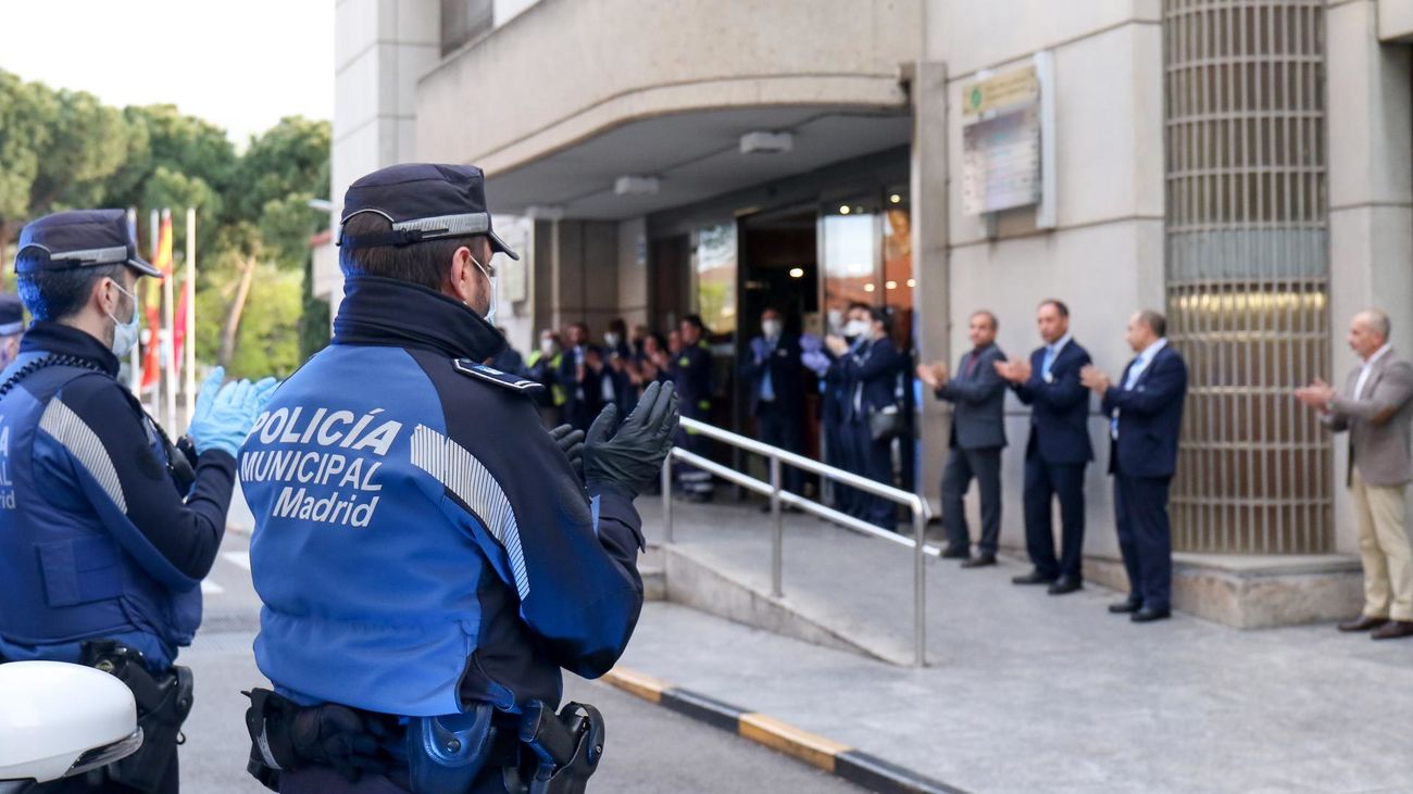 Agentes de la Policía Municipal homenajean a los empleados de los servicios funerarios municipales en el Tanatorio de la M-30