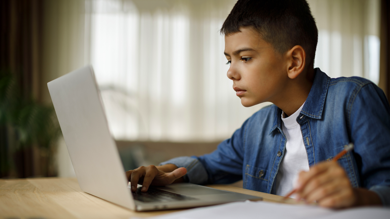 Un niño realiza sus tareas en casa a través de internet (AGENCIAS)