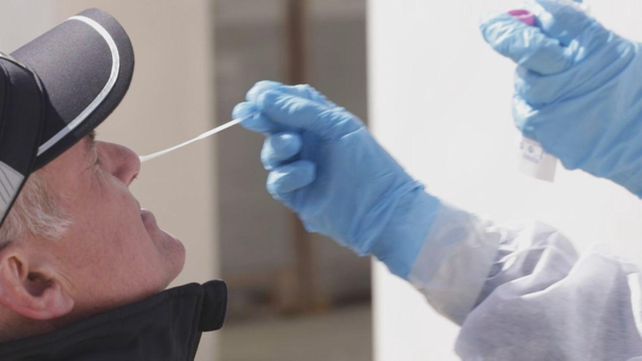 Un sanitario toma muestras para los test de coronavirus