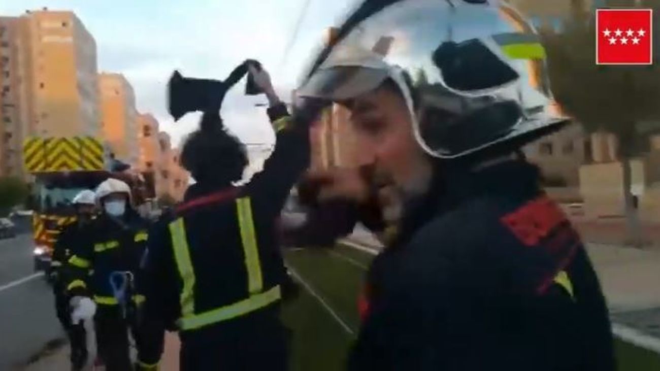 Bomberos de Parla animan a sus vecinos a agitar sus camisetas en el balcón