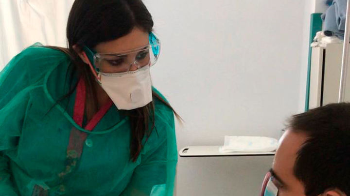 Israel se comunica con su mujer Maitechu, ambos sordomudos, gracias a la ayuda de Jezabel, enfermera del Doce de Octubre / Doce de Octubre