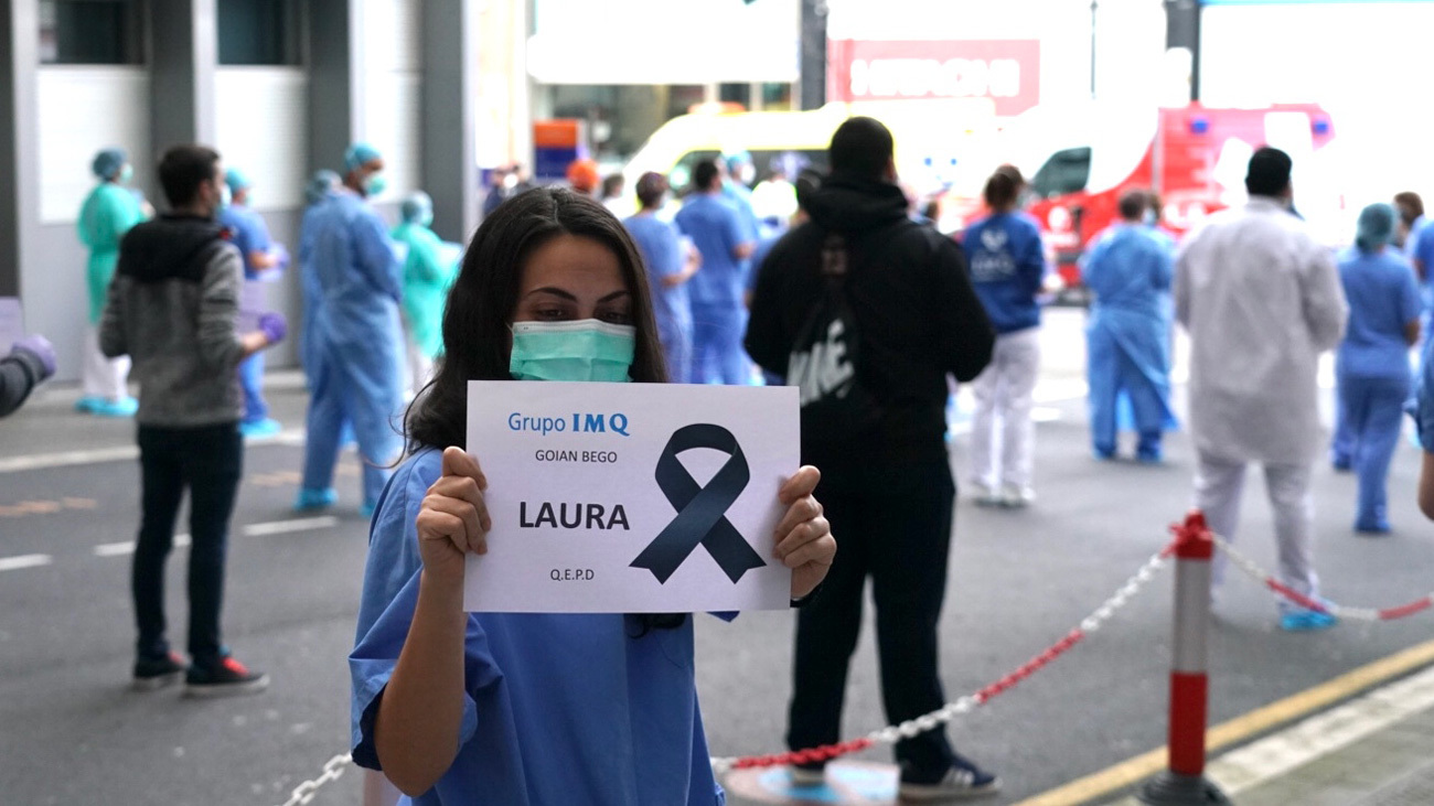 Sanitarios desplegados con carteles en recuerdo de Laura, la sanitaria fallecida contagiada de Covid-19