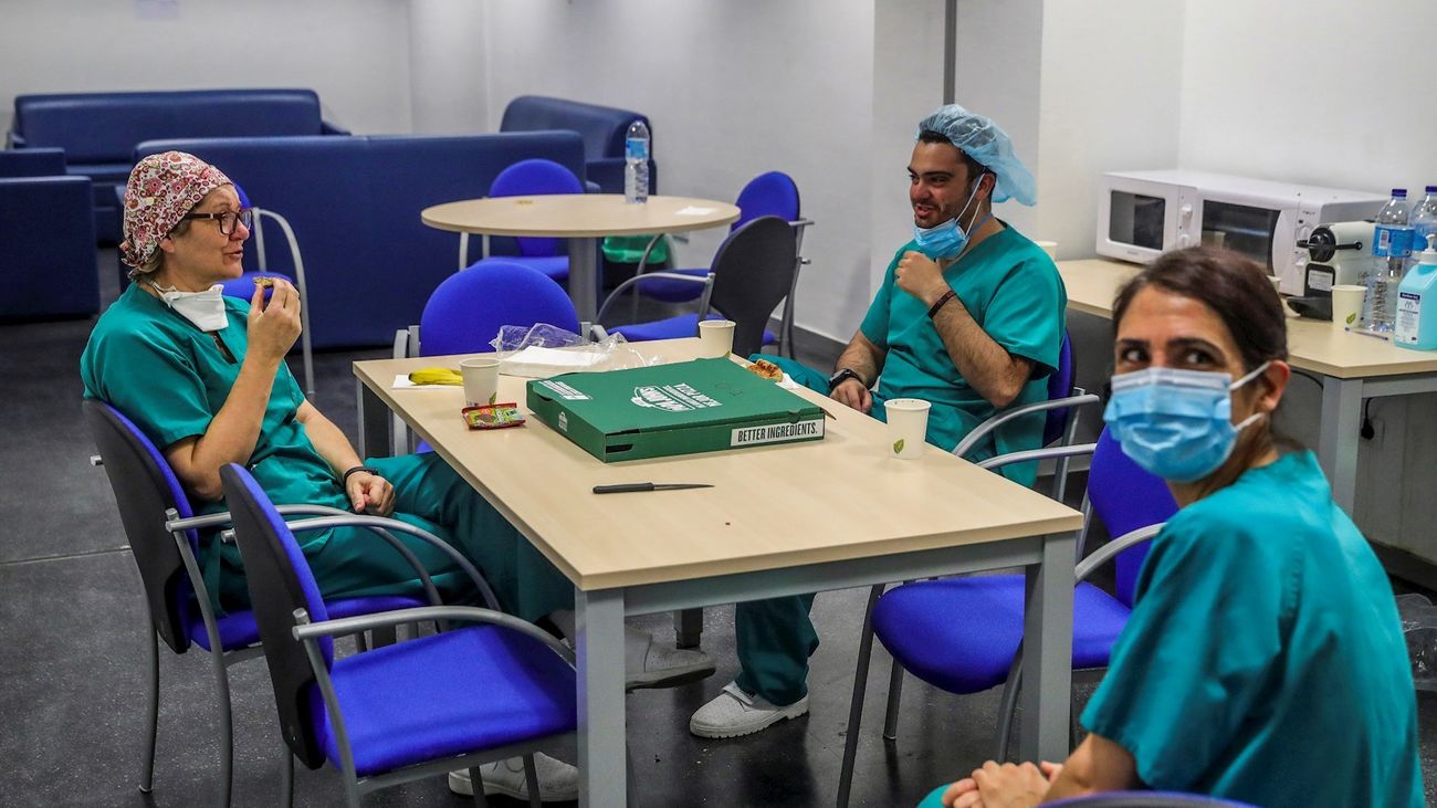 Personal sanitario del hospital Puerta de Hierro se toma un descanso durante la crisis del coronavirus