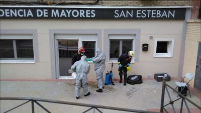 Bomberos de Fuenlabrada desinfectan el interior de residencias de mayores