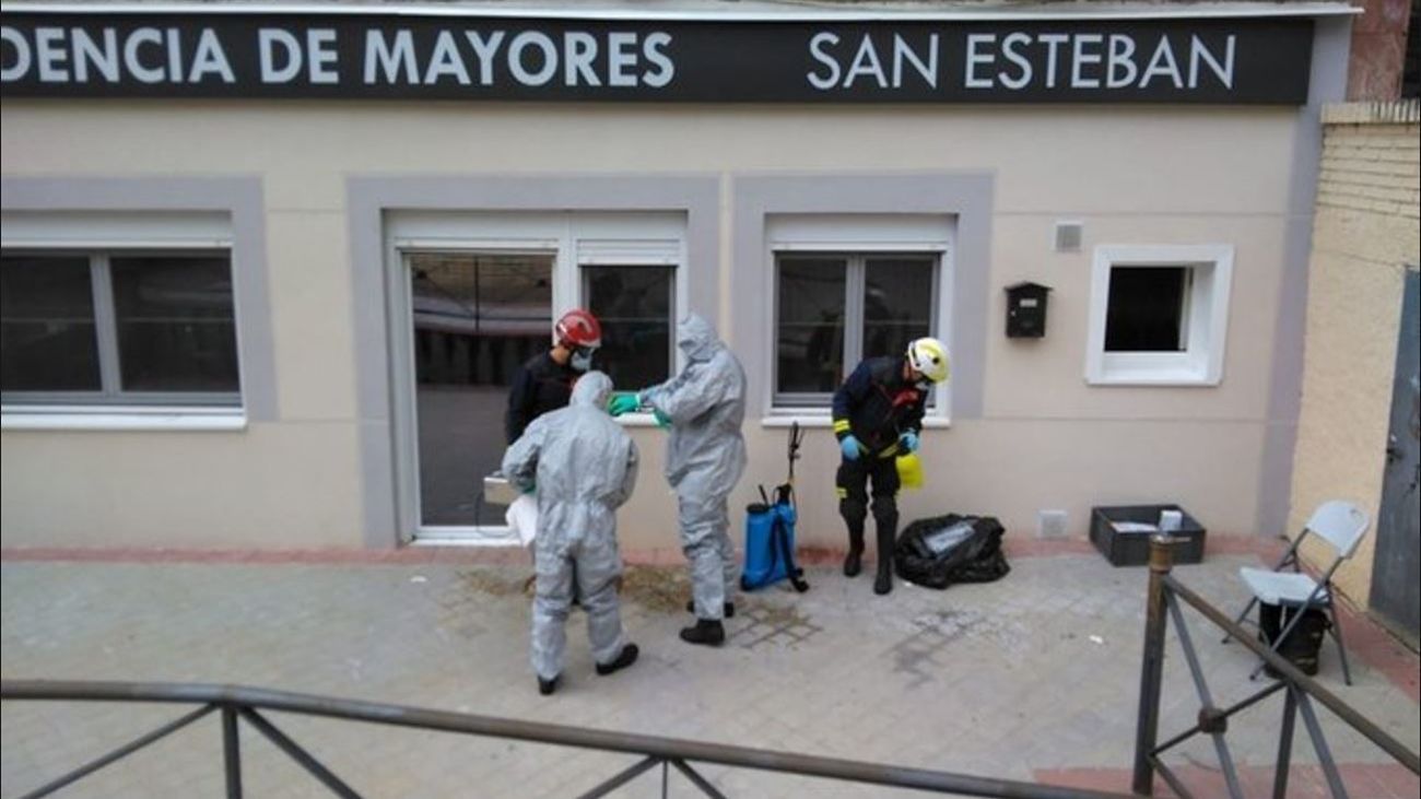 Bomberos de Fuenlabrada desinfectan el interior de residencias de mayores