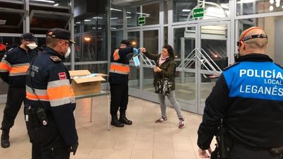 Así se reparten las mascarillas en Alcalá, Colmenar, Fuenlabrada, Leganés, Las Rozas y otros municipios de Madrid