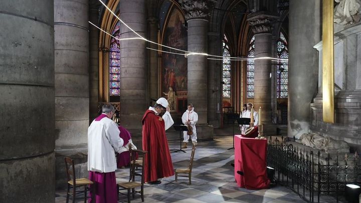 Interior de Notre Dame en Viernes Santo
