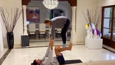 Djokovic desafía a Nadal y a Messi a acroyoga