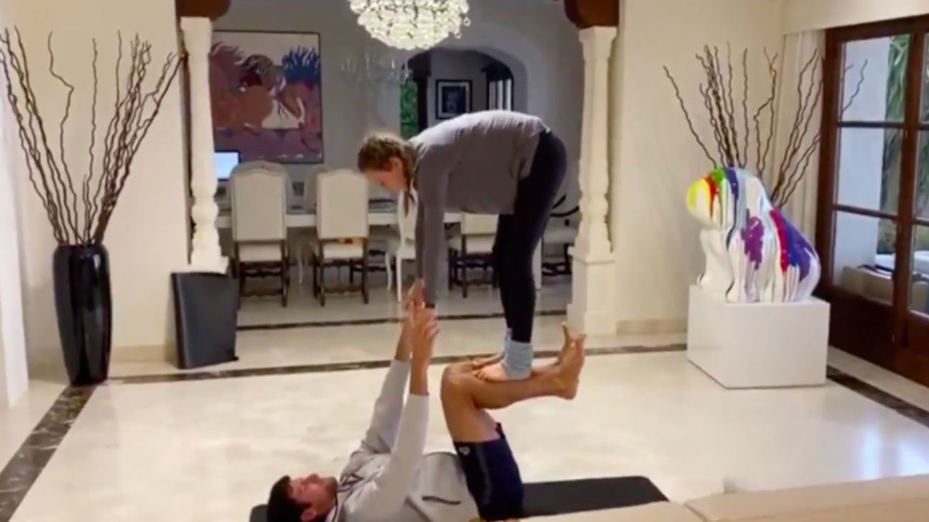 Djokovic desafía a Nadal y a Messi a acroyoga