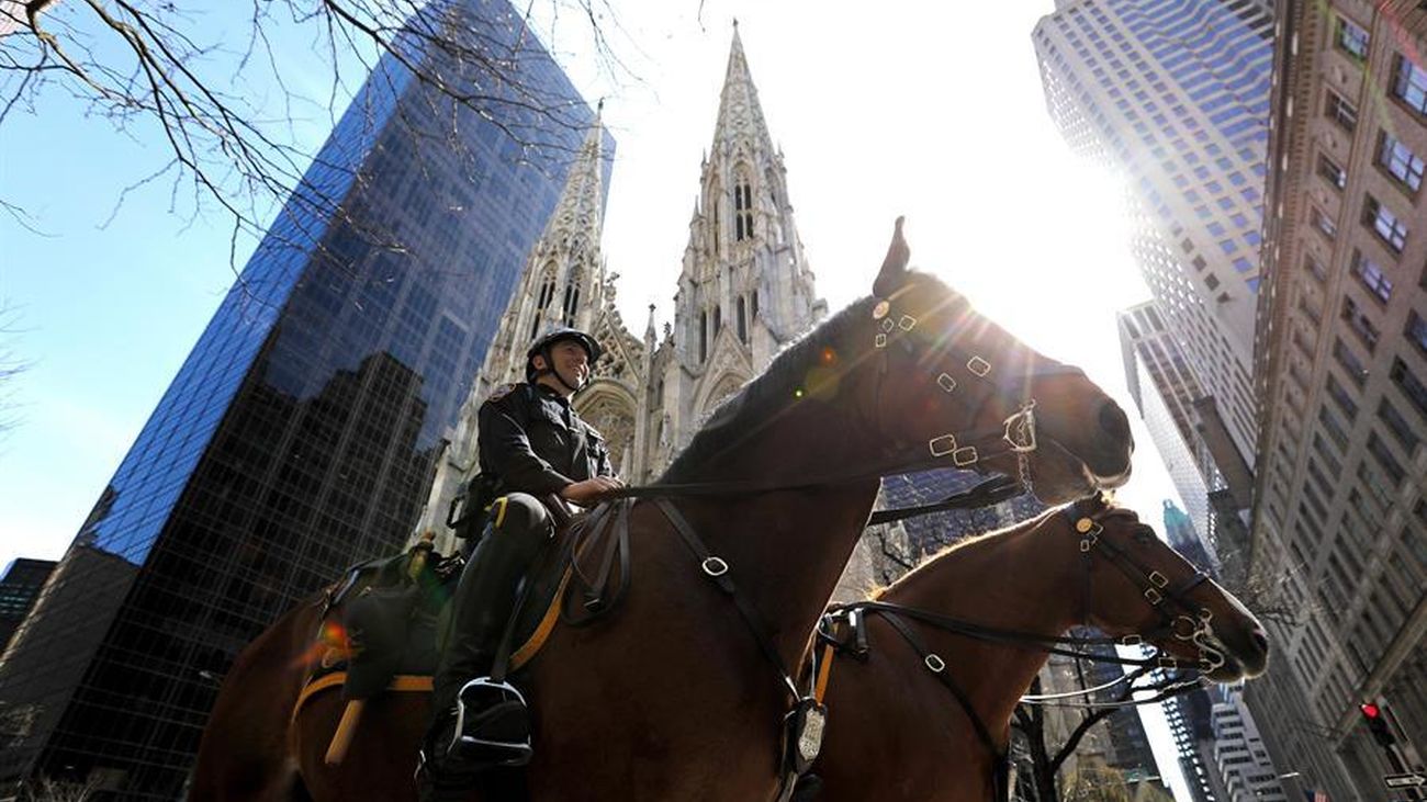 Agentes a caballo patrullan las calles de Nueva York