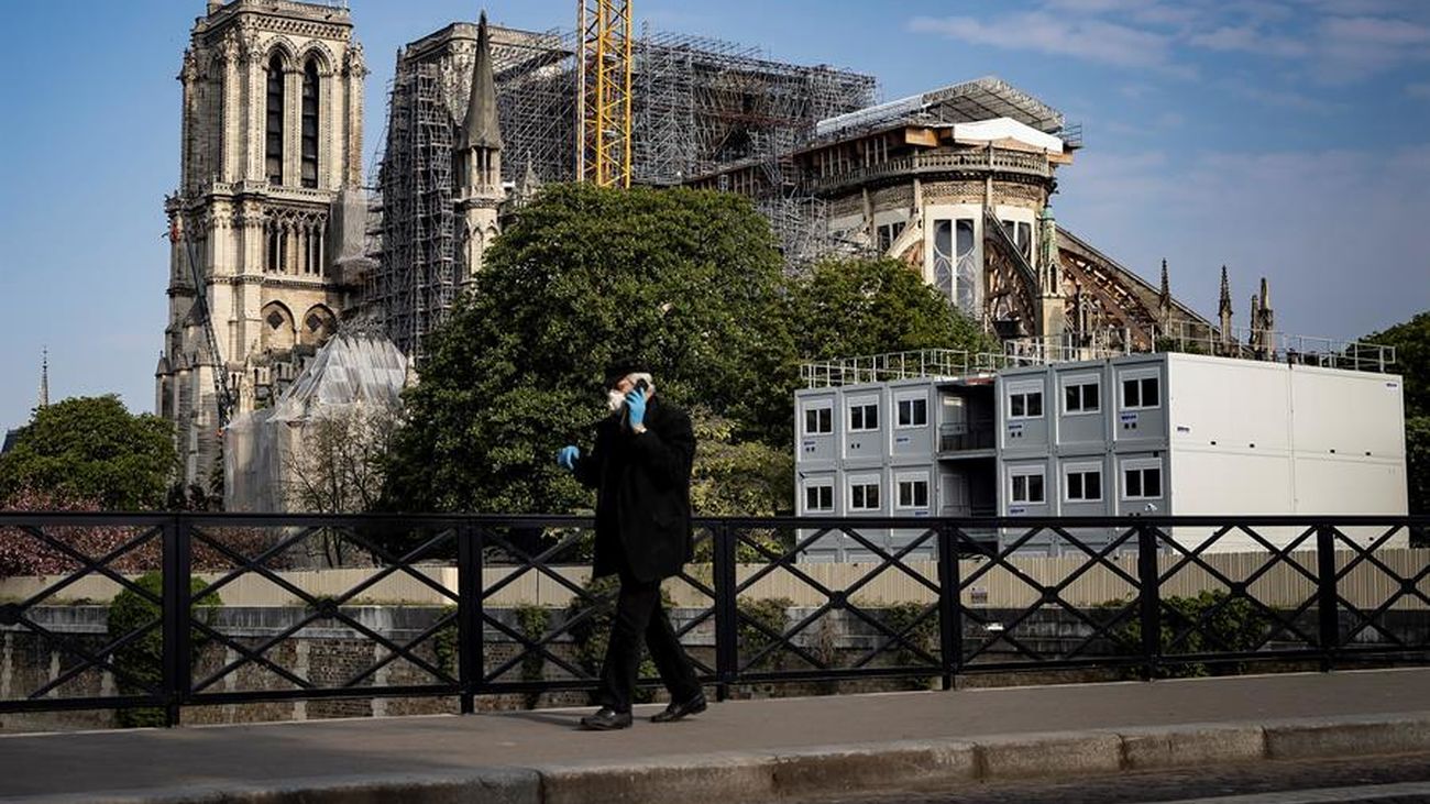 Vista exterior de Notre Dame, llena de andamios