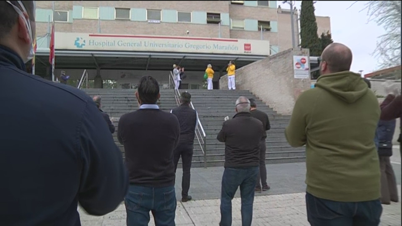 Taxistas de Madrid se concentran ante el Gregorio Marañón para agradecer a los sanitarios su trabajo
